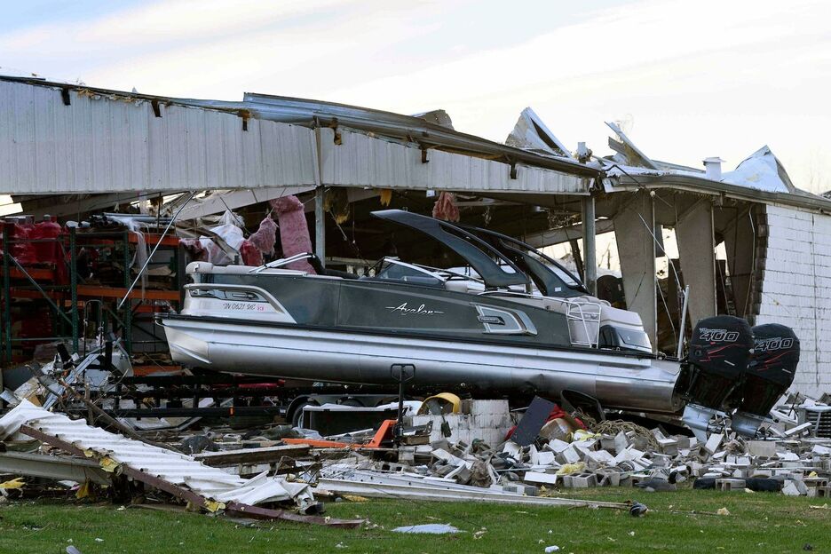 Un barco después de ser succionado por un tornado en Mayfield, Kentucky. (John AMIS/AFP)