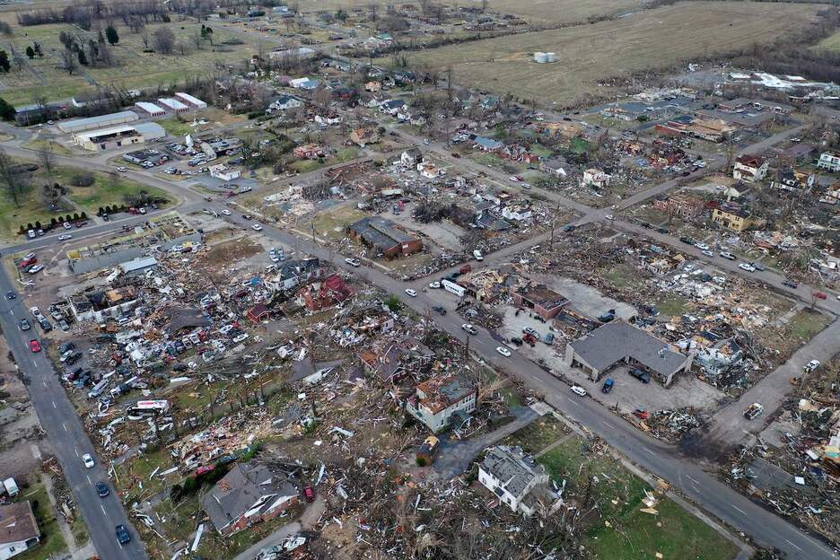 Vista aérea de casas destruidas por un tornado en Mayfield, Kentucky. (Scott OLSON/AFP)