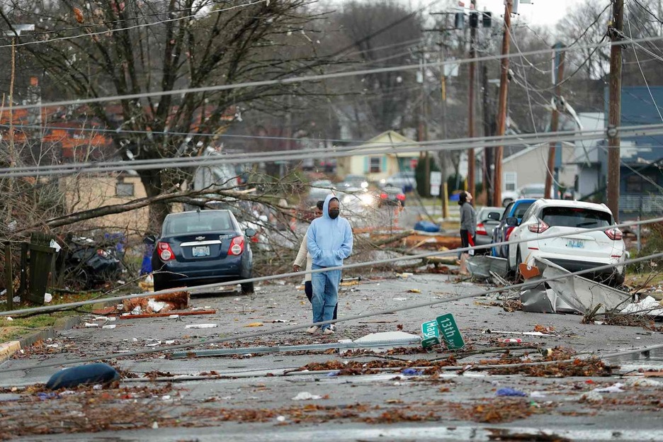 Los residentes de Bowling Green, Kentucky, observan los daños causados ​​por un tornado. (Gunnar WORD/AFP)