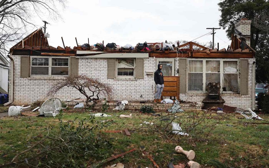 Un residente de Bowling Green, Kentucky, inspecciona los daños ocasionados por un tornado. (Gunnar WORD/AFP)