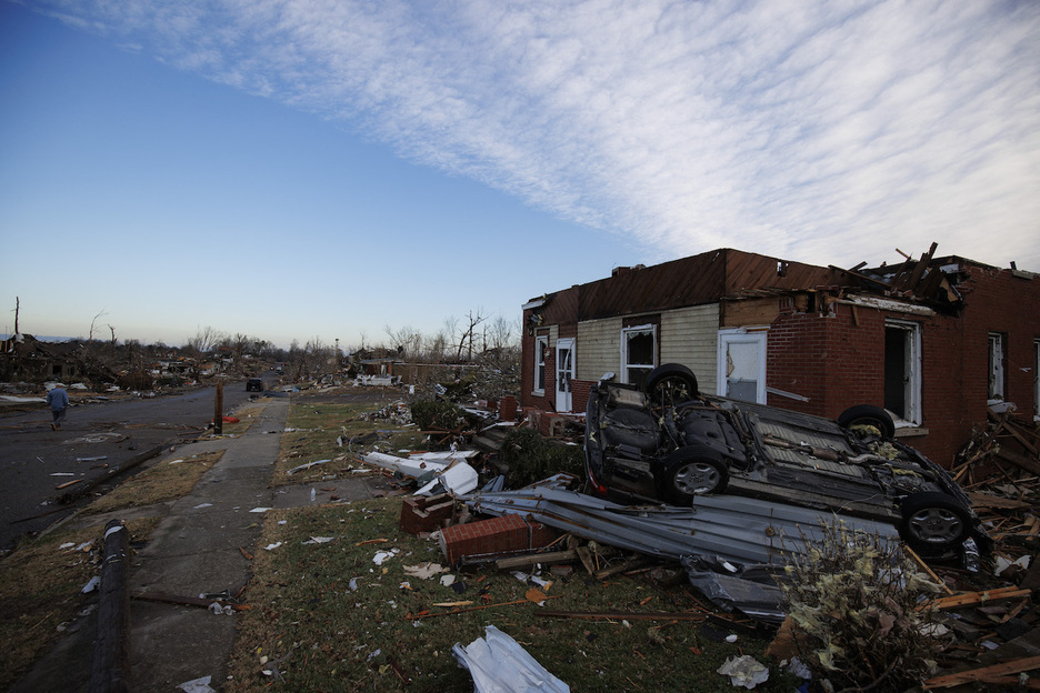 Se observan graves daños en el centro de la ciudad de Mayfield, azotada por un tornado. (Brett CARLSEN/AFP)