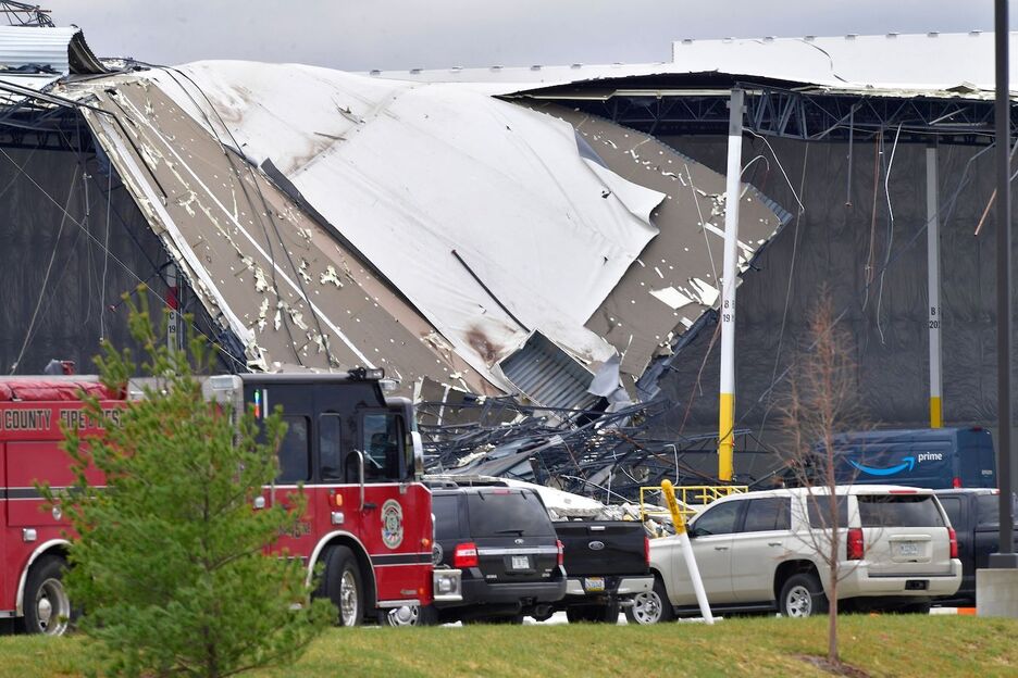 Trabajadores retiran los escombros de un centro logístico de Amazon en Edwardsville, Illinois. (Tim VIZER/AFP)