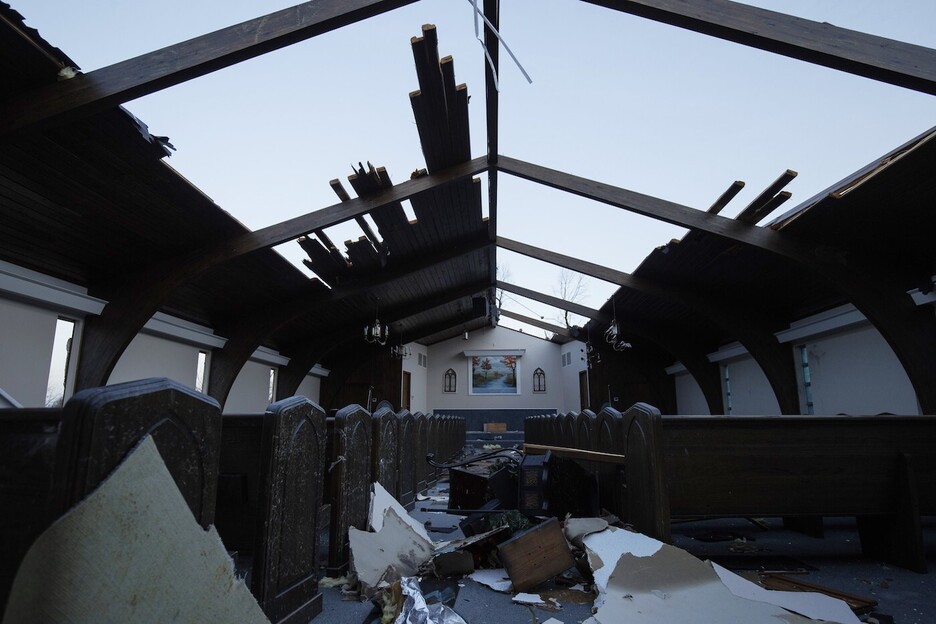 Vista interior de la Iglesia Bautista Emmanuel de Mayfield, Kentucky, tras el paso del tornado (Brett CARLSEN).