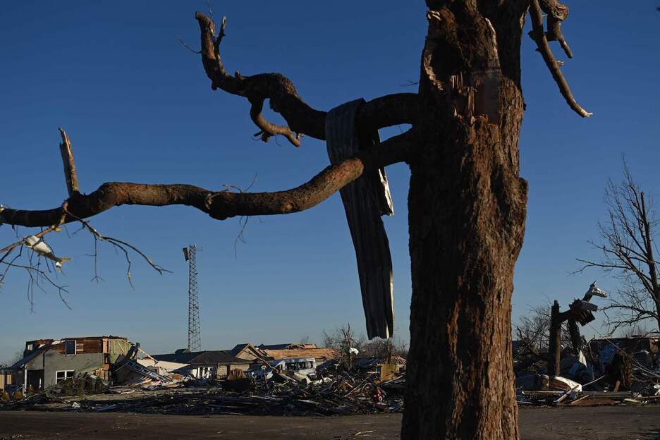 La atención se concentró este sábado en la localidad de Mayfield (Kentucky). Las imágenes que han mostrado los medios muestran esta localidad completamente devastada, con la gran mayoría de sus edificaciones destruidas. (Brendan SMIALOWSKI/AFP)