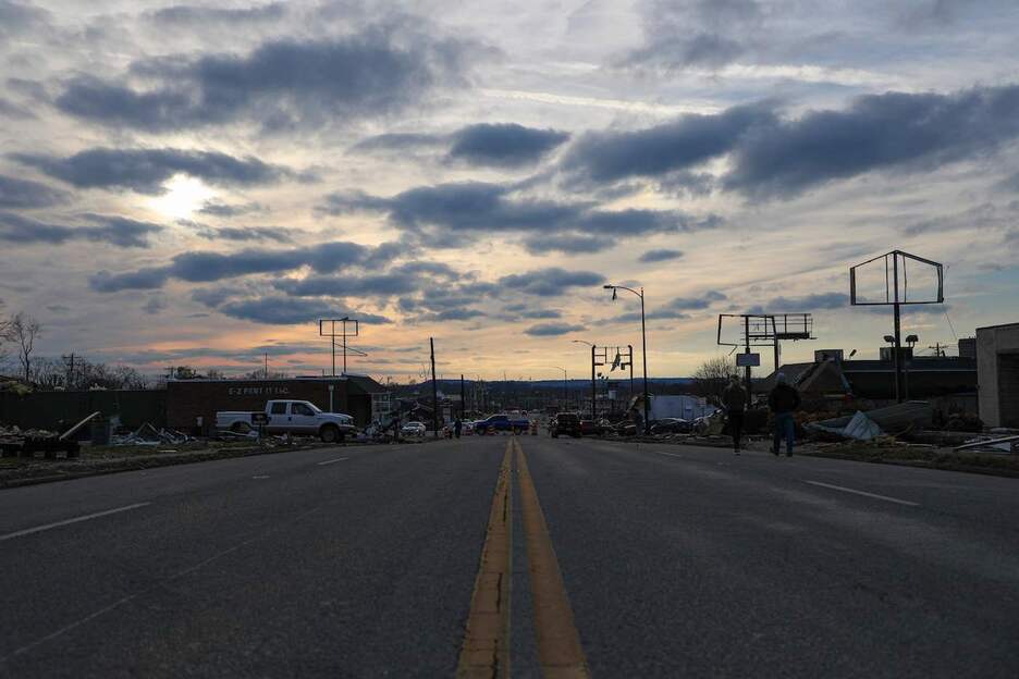 El daño del tornado se aprecia cuando el sol se pone después de que el clima extremo azotara la región en Bowling Green, Kentucky. (Gunnar WORD/AFP)