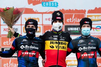 Wout van Aert ya ganó su primera prueba de ciclocross del Superprestigio la pasada semana en Essen. (Kristof VAN ACCOM/AFP)