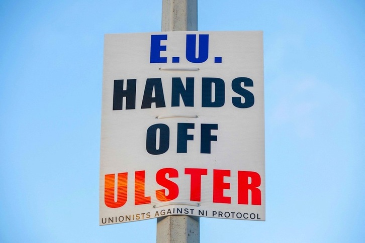 Un cartel unionista en Antrim contra el protocolo en vigor en el norte de Irlanda. (Paul FAITH/AFP) 