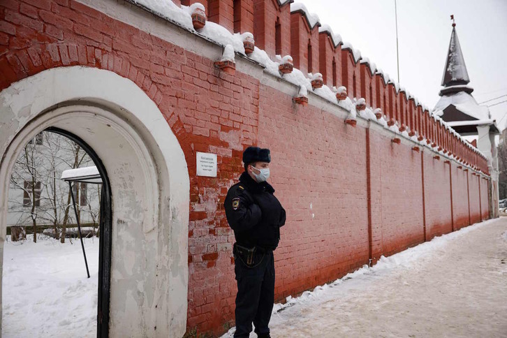 Un agente monta guardia a la entrada del convento en el que se ha producido la explosión. (Dimitar DILKOFF / AFP) 