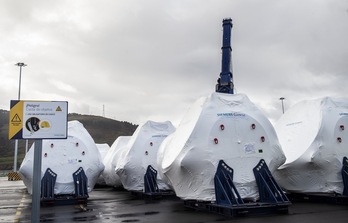 Piezas de aerogeneradores fabricadas por Siemens Gamesa dispuestas para ser exportadas en el Puerto de Bilbo. (Marisol RAMIREZ/FOKU)