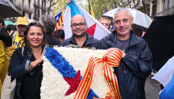 Rubén Cela, en el centro, en la delegación de BNG en la Diada previa a la pandemia. (BNG)