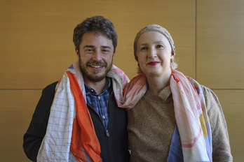 César Serrano y Amaia Goirigolzarri, con el pañuelo solidario para ayudar a la investigación del sarcoma. (Aritz LOIOLA | FOKU)