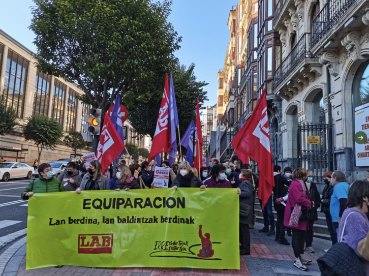 Bizkaiko egoitzetan deitutako grebaren harira LABek egindako protesta. (LAB)