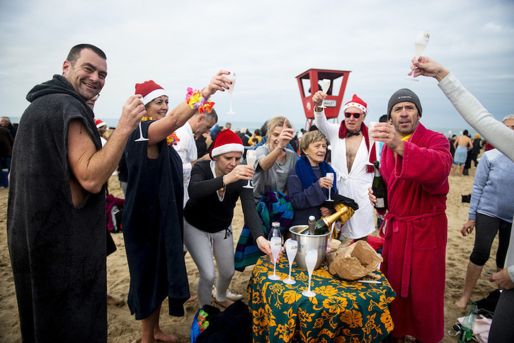 Brindis tras el tradicional baño del 1 de enero en la playa de Angelu. Ni en 2021 ni el próximo 1 de enero de 2022 será posible ver esta imagen, en razón de la pandemia.(Guillaume FAUVEAU)