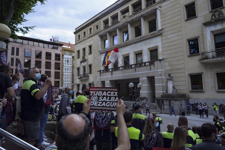 Concentración de trabajadores de Tubacex frente al TSJPV, el pasado 21 de junio, mientras se juzgaba la aplicación del ERE. (Aritz LOIOLA/FOKU)