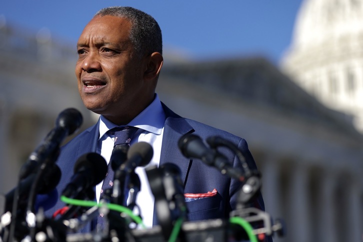 El fiscal general del Distrito de Columbia, Karl Racine, ha anunciado este martes, junto al Capitolio, la presentación de la demanda. (Alex WON/GETTY/AFP)