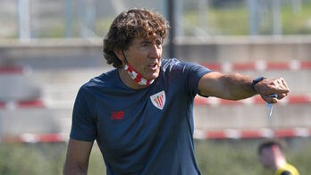 Patxi Salinas dirige a los jugadores del Basconia. (ATHLETIC CLUB)