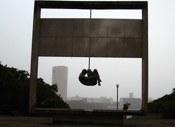 Monumento contra la tortura en Recife, Brasil. (Marcusrg)