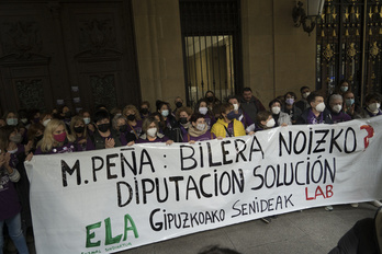 Concentración ante la Diputación pidiendo una reunión a Maite Peña, responsable foral de Políticas Sociales de Gipuzkoa. (Gorka RUBIO / FOKU)