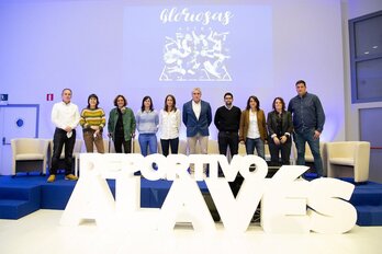 Los diez participantes de la charla celebrada anoche en Gasteiz. (Deportivo Alavés)