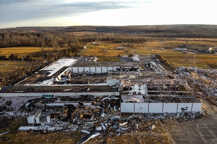 Kandela usaintsuen fabrika horrela geratu zen tornadoen eraginez. (Chandan KHANNA/AFP)