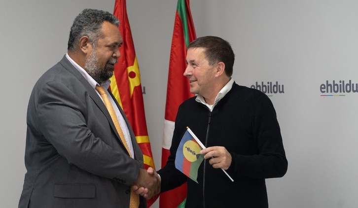 Arnaldo Otegi, con la bandera de Kanaky, saluda a Mickaël Forrest. (EH BILDU)