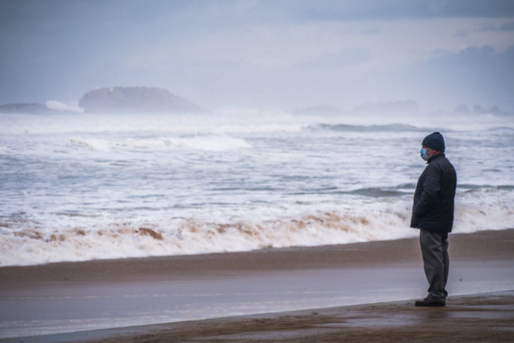Un hombre contempla el mar en Zarautz. (Andoni CANELLADA / FOKU)