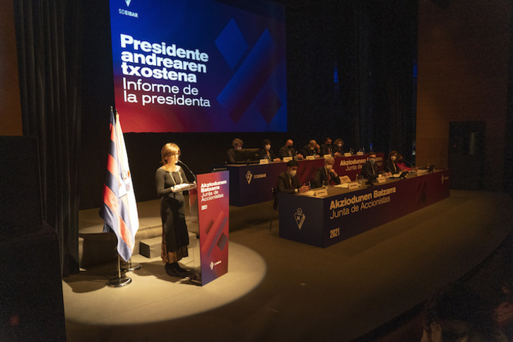 La presidenta Amaia Gorostiza habla a los accionistas durante la Junta General celebrada esta tarde. (Gorka Rubio/Foku)