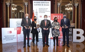 Los nuevos ilustres, junto al alcalde Juan Mari Aburto, en el Salón Árabe del ayuntamiento. (BILBAO.EUS)