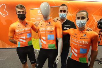 Jorge Azanza junto a Mikel Aristi y Mikel Bizkarra, que han ejercido de modelos para presentar el nuevo maillot del Euskaltel Euskadi. (Oskar MATXIN/FOKU)