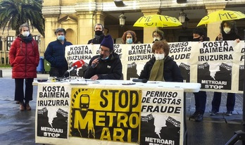 Comparecencia en la que Satorralaia ha denunciado la «fraudulenta permisividad» del Servicio de Costas con el Metro de Donostia. (NAIZ)