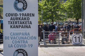 Colas para vacunarse la pasada primavera. (Gorka RUBIO / FOKU)