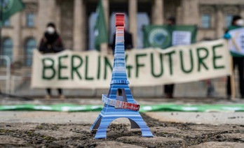 Una miniatura de la Torre Eiffel con el lema ‘Hagan real París’ –en alusión al Acuerdo de París– en una movilización contra las políticas medioambientales del Gobierno alemán, el pasado 12 de diciembre, en Berlín. (John MacDOUGALL/AFP)