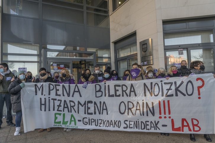 Protesta de trabajadores de las residencias de mayores de Gipuzkoa a las puertas de Txara II. (Andoni CANELLADA / FOKU)