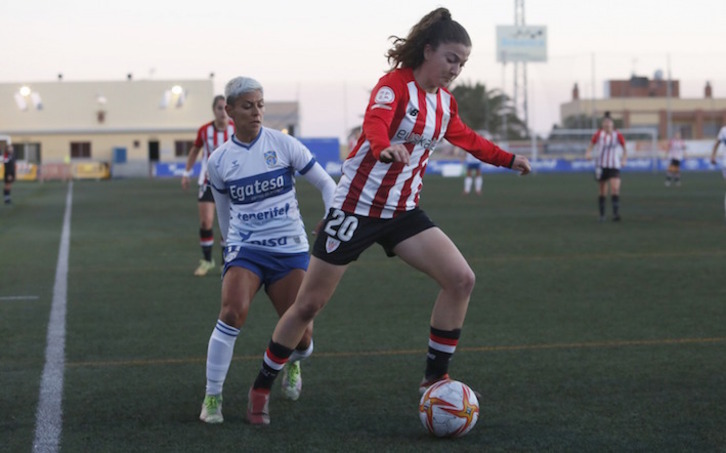 Paula Arana controla el balón ante María José, autora del primer gol blanquiazul. (ATHLETIC CLUB)