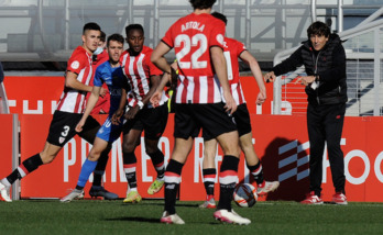 Nico Serrano, Diarra y Artola han sido titulares en el primer once de Patxi Salinas. (@AthleticClub)