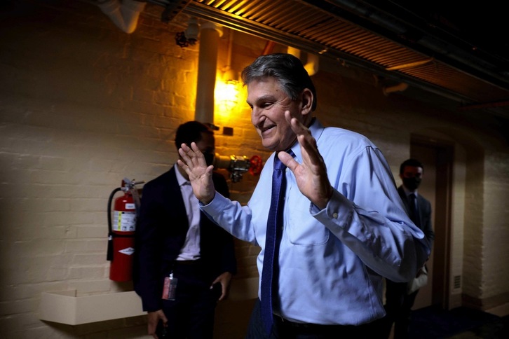 Joe Manchin, senador por Virginia Occidental, el pasado 15 de diciembre en los pasillos del Congreso de EEUU. (Anna MONEYMAKER/GETTY IMAGES/AFP)