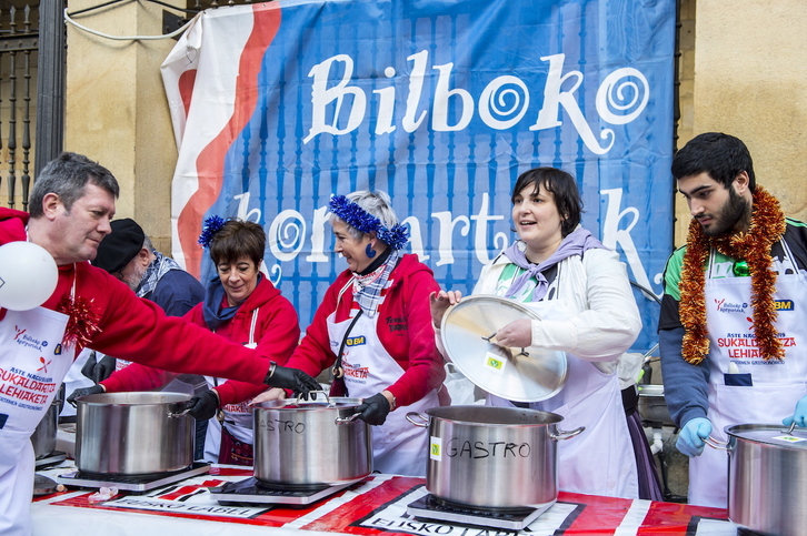 Bilboko Konpartsetako kideak San Tomas festan. (Marisol RAMIREZ/FOKU)