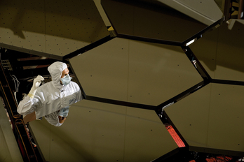 Teleskopioaren ispilu nagusia, berilioiz egina. (NASA/MSFC/David Higginbotham/Emmett Given | Wikimedia)