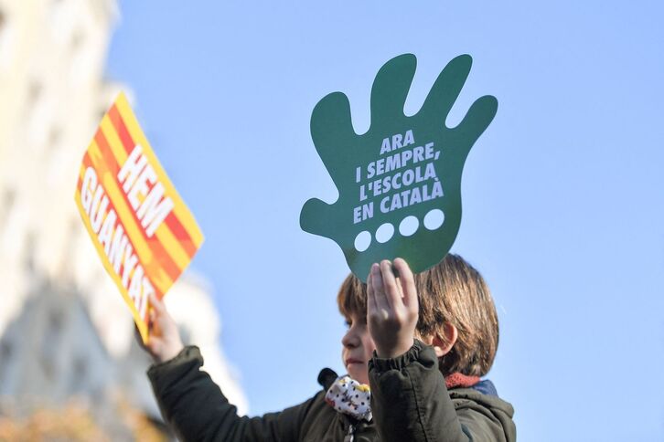 Un menor en la marcha celebrada el sábado en defensa de la inmersión lingüística. (Pau BARRENA/AFP)