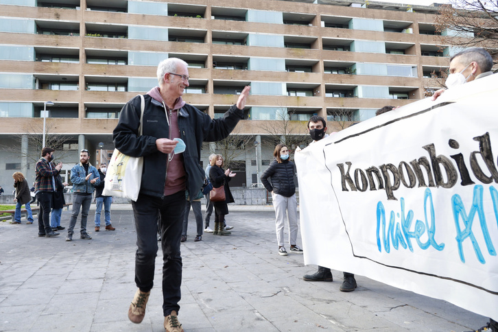 Hainbat lagunek babesa eman diote Mikel Albisuri Donostiako epaitegien kanpoan. (Maialen ANDRES/FOKU)