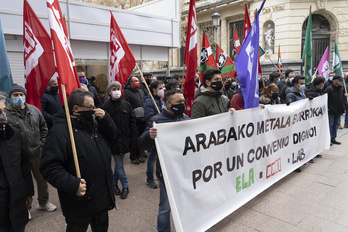 Arabako Metalgintzako langileen lan baldintzen alde mobilizatu dira LAB, ELA eta CCOO sindikatuek. (Raul BOGAJO/FOKU)