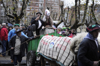 Foto de archivo de un desfile de Olentzero y Mari Domingi en Santutxu. (Monika DEL VALLE/FOKU)