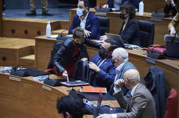 María Chivite conversa con varios miembros de su gobierno durante el debate de presupuestos en el Parlamento navarro. (NAFARROAKO GOBERNUA)