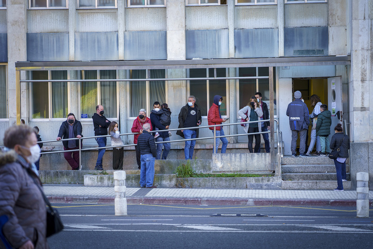 Personas aguardan cola para hacerse una PCR en el ambulatorio de Gros, en Donostia. (Gorka RUBIO/FOKU)