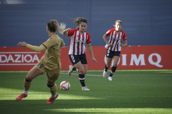 Naroa Uriarte sale con el balón ante el Levante. (Aritz LOIOLA/FOKU)