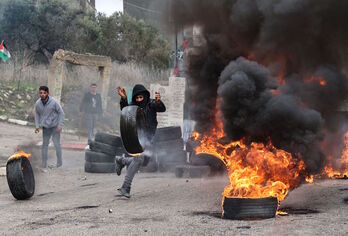 Enfrentamientos entre jóvenes palestinos y militares israelíes este jueves en los territorios ocupados. (Jaafar AHSTIYEH | AFP)