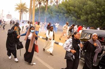 Manifestantes huyen tras el lanzamiento de gases lacrimógenos en las calles de Jartum. (AFP) 