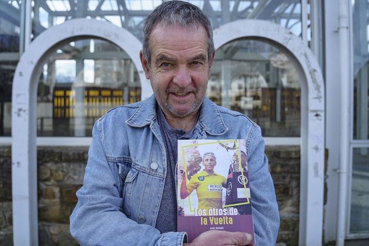 Javi Bodegas, junto con el ejemplar del libro que acaba de publicar con la infrahistoria de la Vuelta. (Aritz LOIOLA/FOKU)