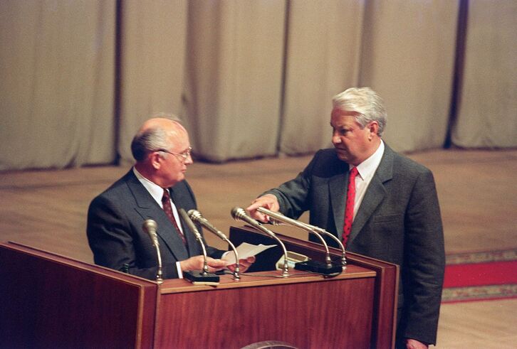 El líder ruso Boris Yeltsin abronca al presidente soviético en agosto de 1991. (Piko/STR/AFP)