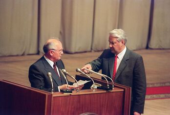 El líder ruso Boris Yeltsin abronca al presidente soviético en agosto de 1991. (Piko/STR/AFP)